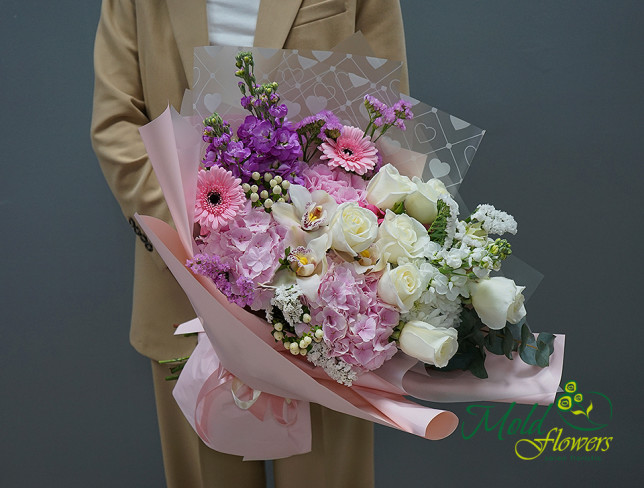 Букет из гортензий и белых роз "Созвездие любви" (под заказ, 10 дней) Фото